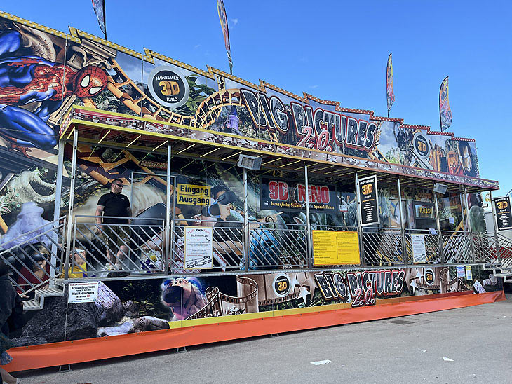 Big Pictures 2.0 ist eine Wiesnneuheit 2024 und bietet 12-D Kino auf beweglichen Sitzen mit Spezialeffekten, im Vorjahr war es noch am 9-D Kino auf dem Münchner Frühlingsfest 2023 zu sehen (©Foto: Martin Schmitz) 